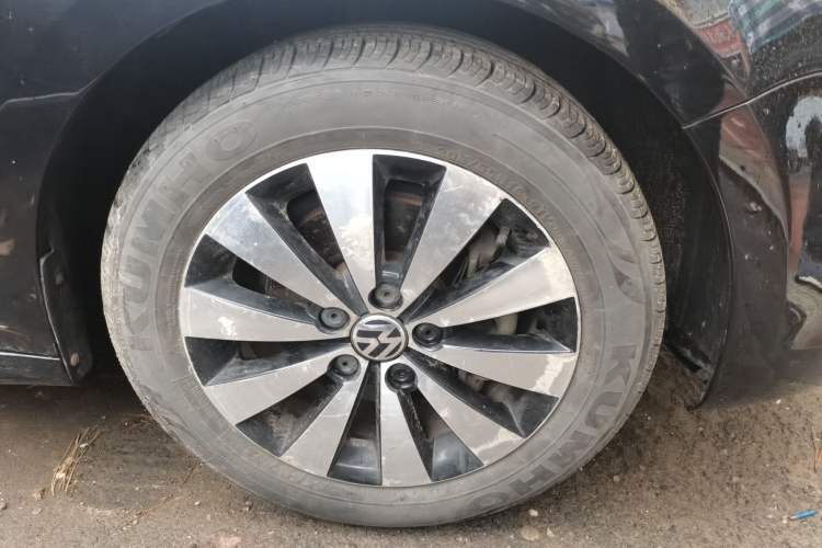 Used Volkswagen Sagitar 2012 1.4TSI Automatic Luxury Edition Right Front Wheel Hub