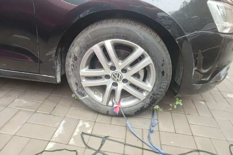 Used Volkswagen Sagitar 2012 1.6L Automatic Comfort Edition Right Front Wheel Hub