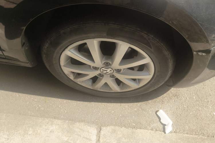 Used Volkswagen Sagitar 2012 1.4TSI Manual Luxury Model Right Front Wheel Hub