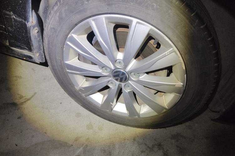 Used Volkswagen Sagitar 2012 1.4TSI Automatic Luxury Edition Right Front Wheel Hub