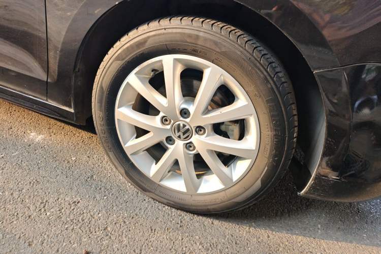 Used Volkswagen Sagitar 2012 1.6L Manual Comfort Model Right Front Wheel Hub