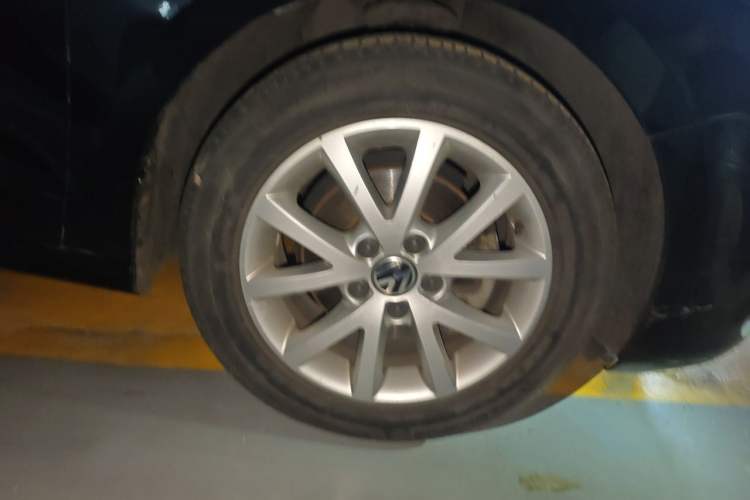 Used Volkswagen Sagitar 2012 1.4TSI Manual Luxury Model Right Front Wheel Hub