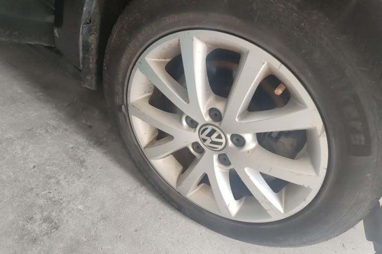 Used Volkswagen Sagitar 2012 1.4TSI Automatic Luxury Edition Right Front Wheel Hub