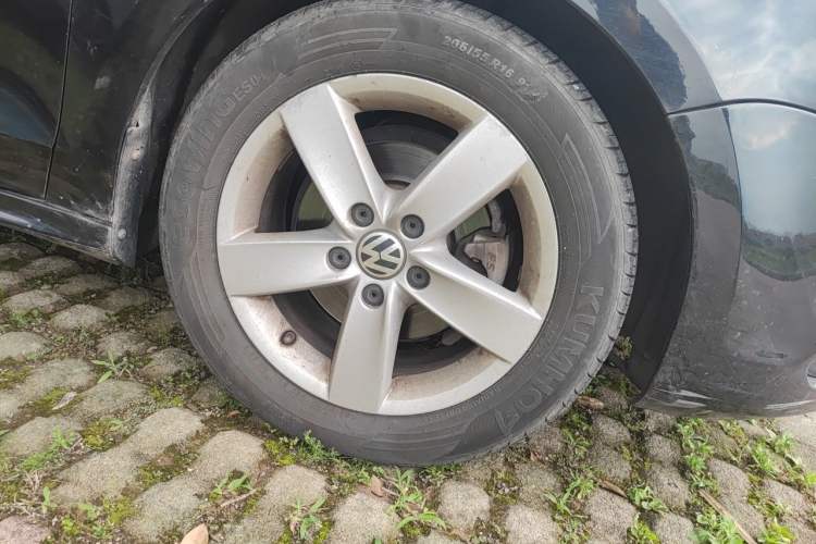 Used Volkswagen Sagitar 2012 1.6L Automatic Fashion Edition Right Front Wheel Hub