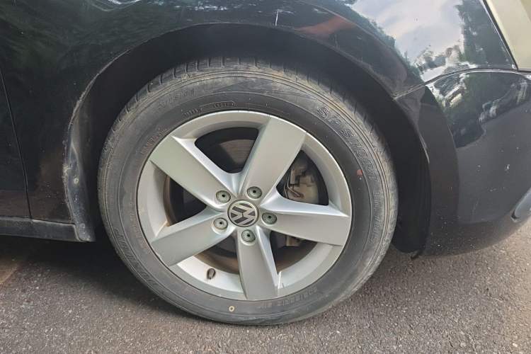 Used Volkswagen Sagitar 2012 1.4TSI Automatic Fashion Edition Right Front Wheel Hub