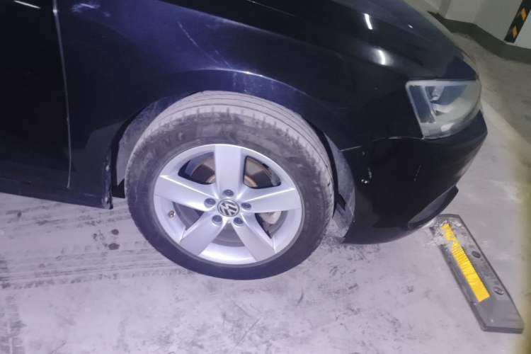 Used Volkswagen Sagitar 2012 1.6L Automatic Fashion Edition Right Front Wheel Hub