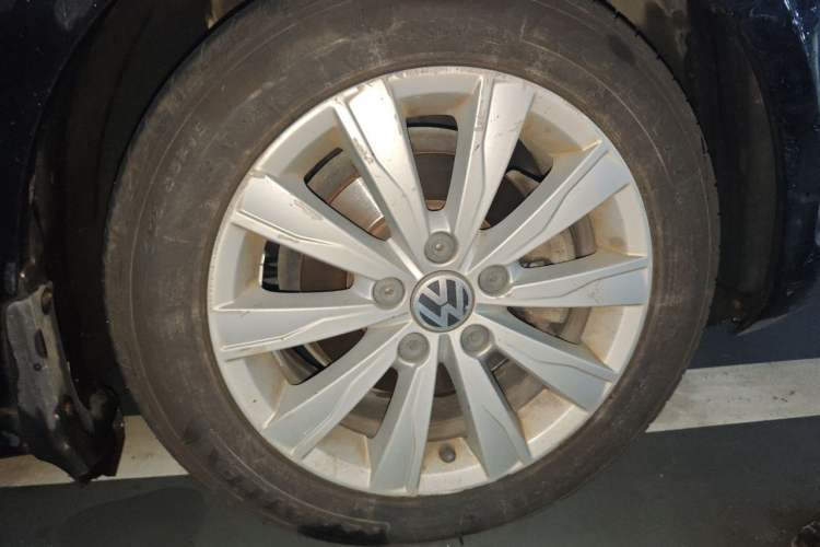 Used Volkswagen Sagitar 2012 1.6L Automatic Comfort Edition Right Front Wheel Hub