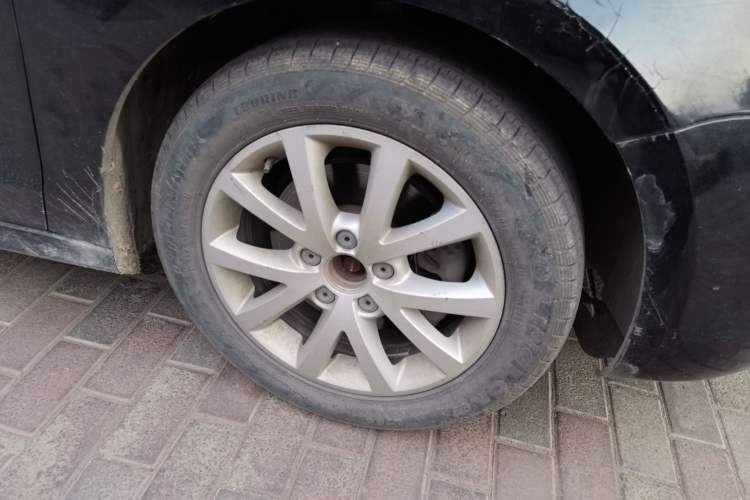 Used Volkswagen Sagitar 2012 1.4TSI Automatic Luxury Edition Right Front Wheel Hub