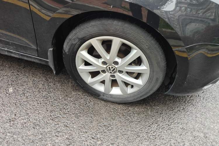 Used Volkswagen Sagitar 2012 1.6L Manual Comfort Model Right Front Wheel Hub