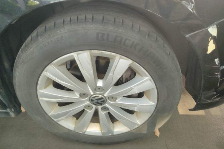 Used Volkswagen Sagitar 2012 1.4TSI Manual Luxury Model Right Front Wheel Hub