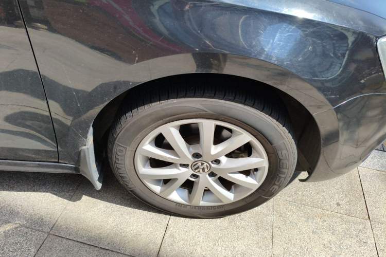 Used Volkswagen Sagitar 2012 1.6L Automatic Comfort Edition Right Front Wheel Hub
