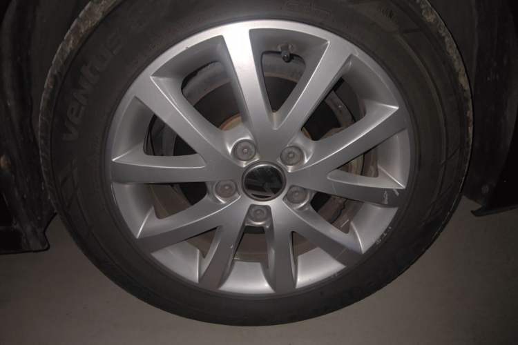 Used Volkswagen Sagitar 2012 1.6L Manual Comfort Model Right Front Wheel Hub