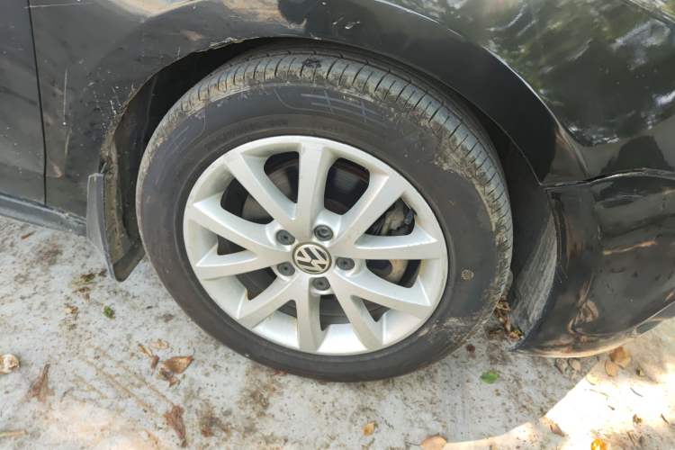 Used Volkswagen Sagitar 2012 1.4TSI Automatic Luxury Edition Right Front Wheel Hub