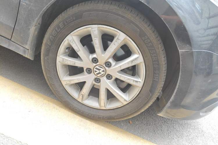 Used Volkswagen Sagitar 2012 1.6L Automatic Comfort Edition Right Front Wheel Hub