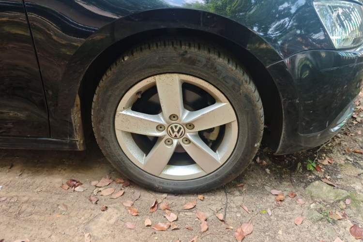 Used Volkswagen Sagitar 2012 1.6L Automatic Fashion Edition Right Front Wheel Hub