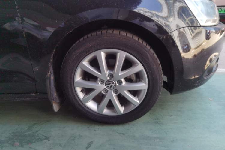 Used Volkswagen Sagitar 2012 1.6L Automatic Comfort Edition Right Front Wheel Hub