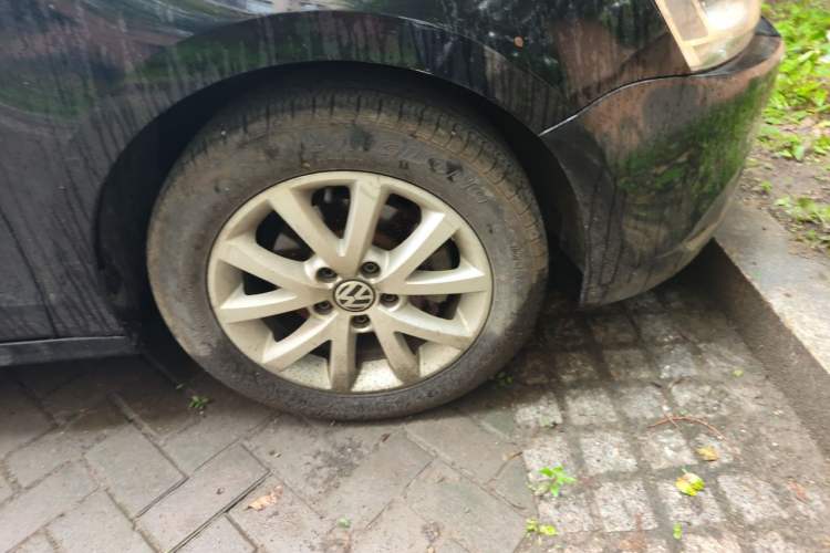 Used Volkswagen Sagitar 2012 1.6L Automatic Comfort Edition Right Front Wheel Hub