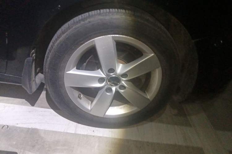 Used Volkswagen Sagitar 2012 1.6L Automatic Fashion Edition Right Front Wheel Hub
