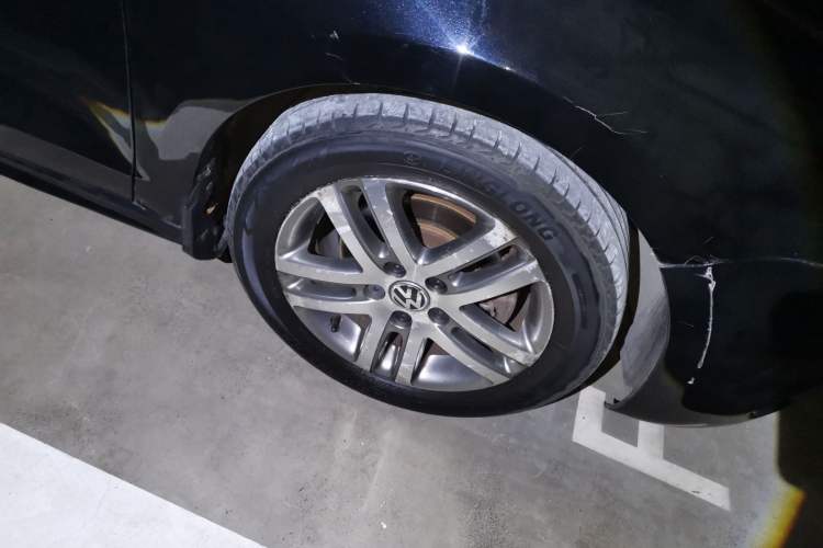 Used Volkswagen Sagitar 2012 1.6L Automatic Comfort Edition Right Front Wheel Hub