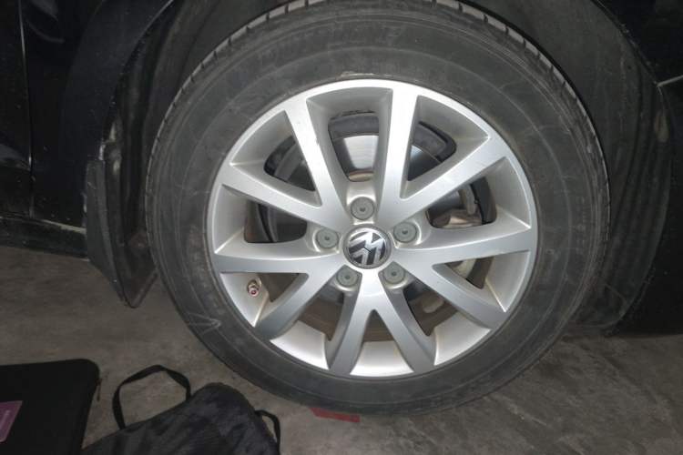 Used Volkswagen Sagitar 2012 1.6L Manual Comfort Model Right Front Wheel Hub