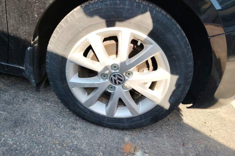 Used Volkswagen Sagitar 2012 1.6L Automatic Comfort Edition Right Front Wheel Hub
