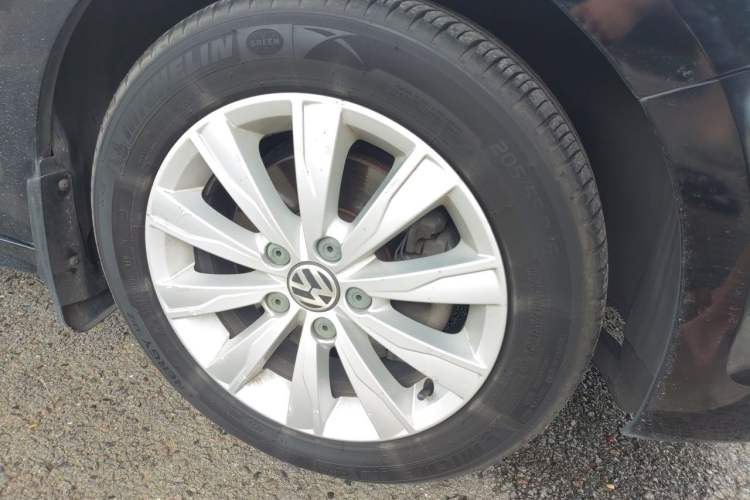 Used Volkswagen Sagitar 2012 1.4TSI Manual Luxury Model Right Front Wheel Hub