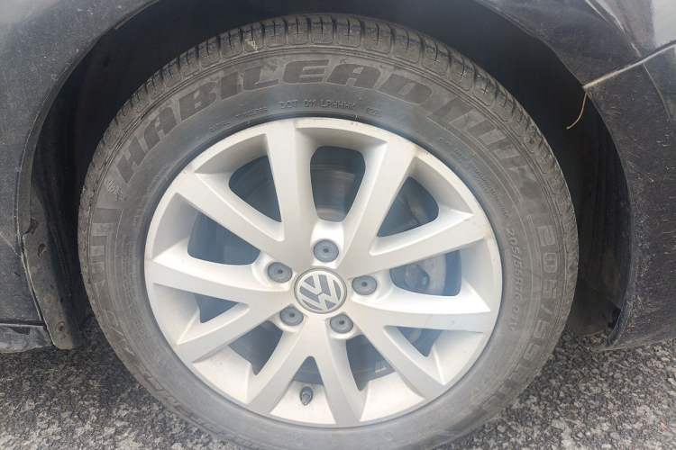 Used Volkswagen Sagitar 2012 1.6L Manual Comfort Model Right Front Wheel Hub