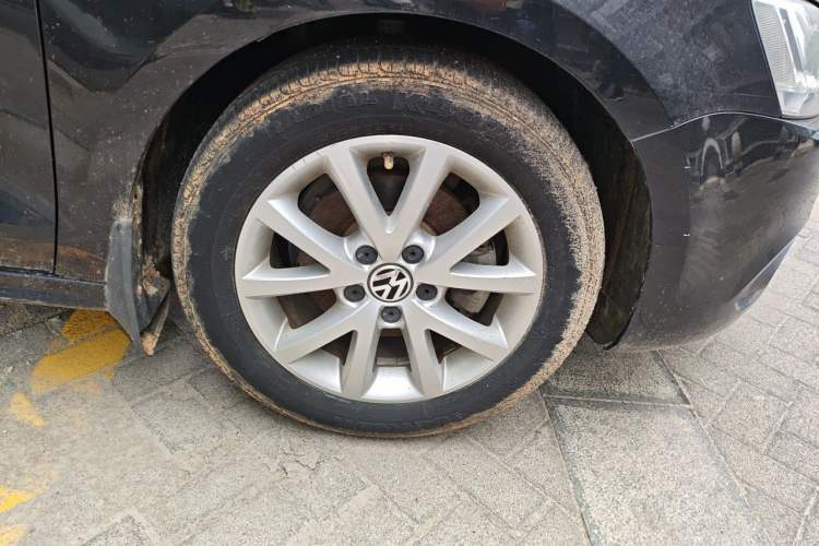 Used Volkswagen Sagitar 2012 1.6L Manual Comfort Model Right Front Wheel Hub