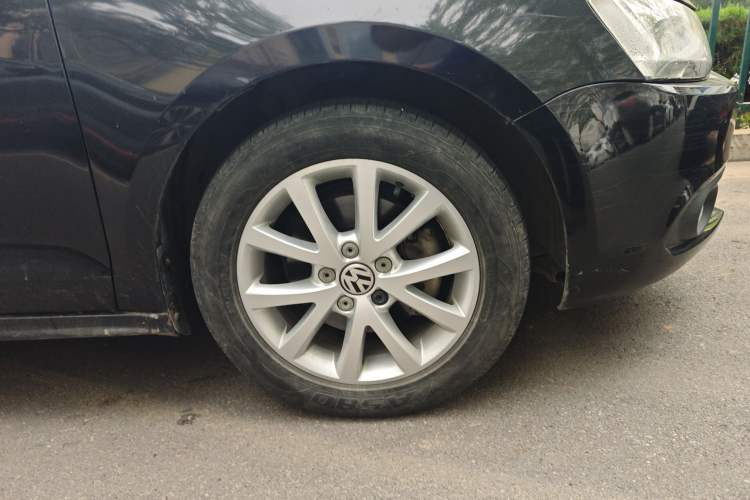Used Volkswagen Sagitar 2012 1.4TSI Automatic Luxury Edition Right Front Wheel Hub