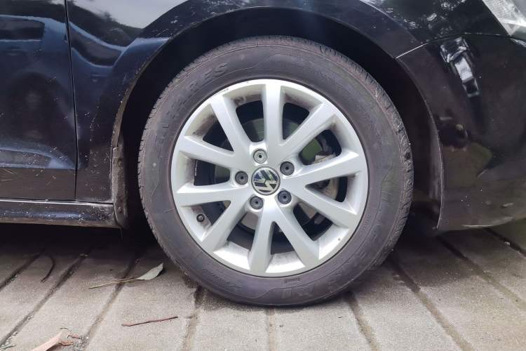 Used Volkswagen Sagitar 2012 1.6L Manual Comfort Model Right Front Wheel Hub