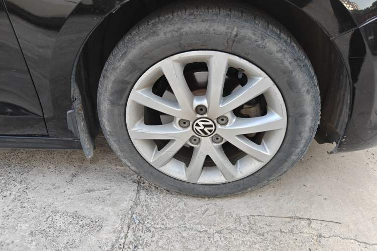 Used Volkswagen Sagitar 2012 1.6L Automatic Comfort Edition Right Front Wheel Hub