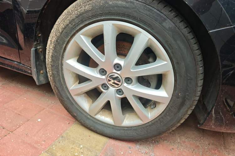 Used Volkswagen Sagitar 2012 1.6L Manual Comfort Model Right Front Wheel Hub