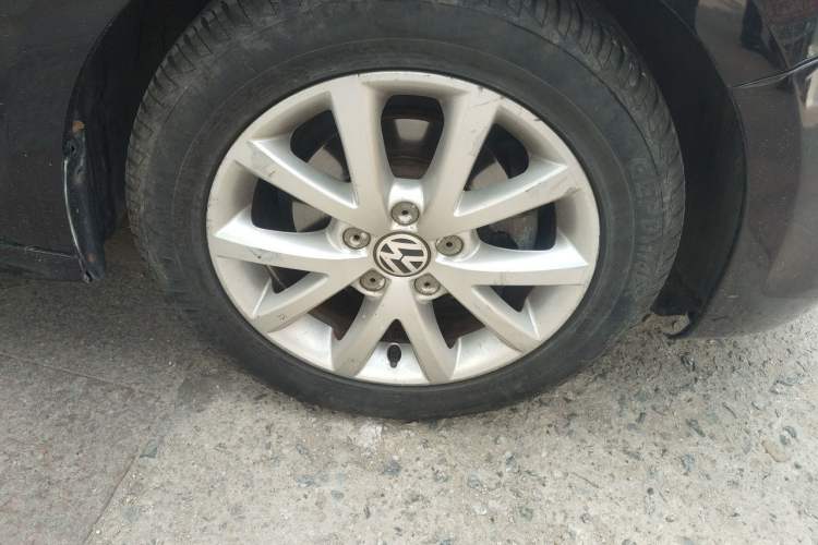 Used Volkswagen Sagitar 2012 1.6L Manual Comfort Model Right Front Wheel Hub
