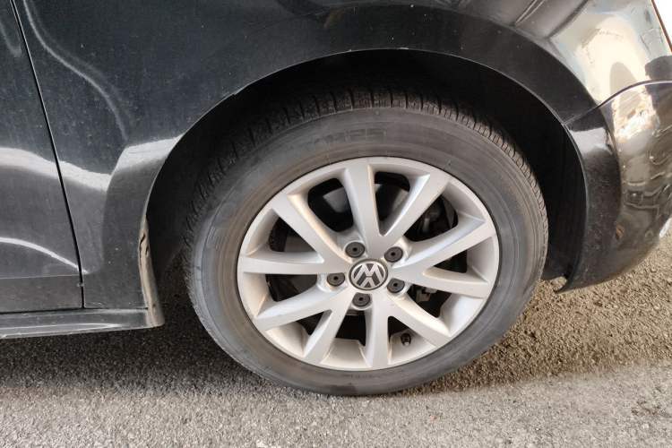 Used Volkswagen Sagitar 2012 1.4TSI Manual Luxury Model Right Front Wheel Hub