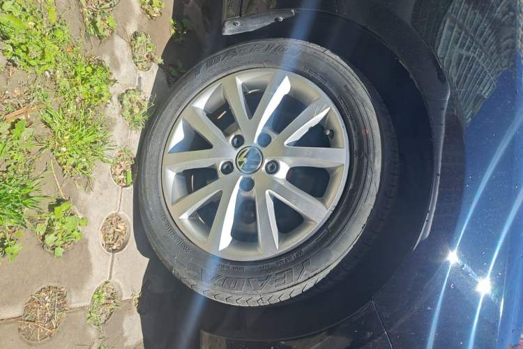 Used Volkswagen Sagitar 2012 1.6L Automatic Comfort Edition Right Front Wheel Hub