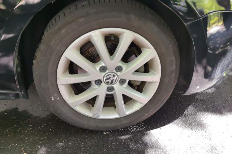 Used Volkswagen Sagitar 2012 1.6L Manual Comfort Model Right Front Wheel Hub