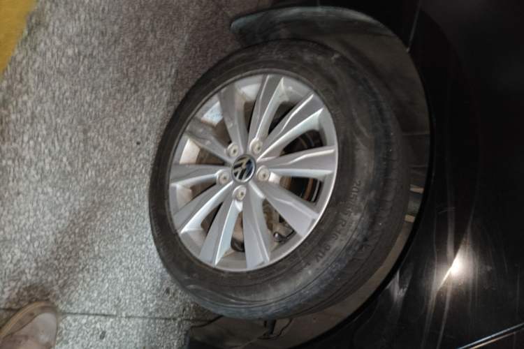 Used Volkswagen Sagitar 2012 1.4TSI Automatic Luxury Edition Right Rear Wheel Hub