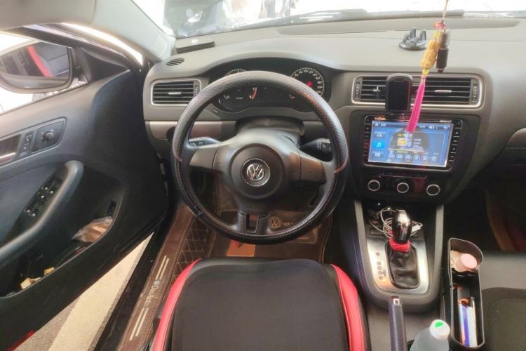 Used Volkswagen Sagitar 2012 1.6L Automatic Fashion Edition Steering Wheel