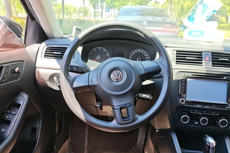 Used Volkswagen Sagitar 2012 1.6L Automatic Fashion Edition Steering Wheel
