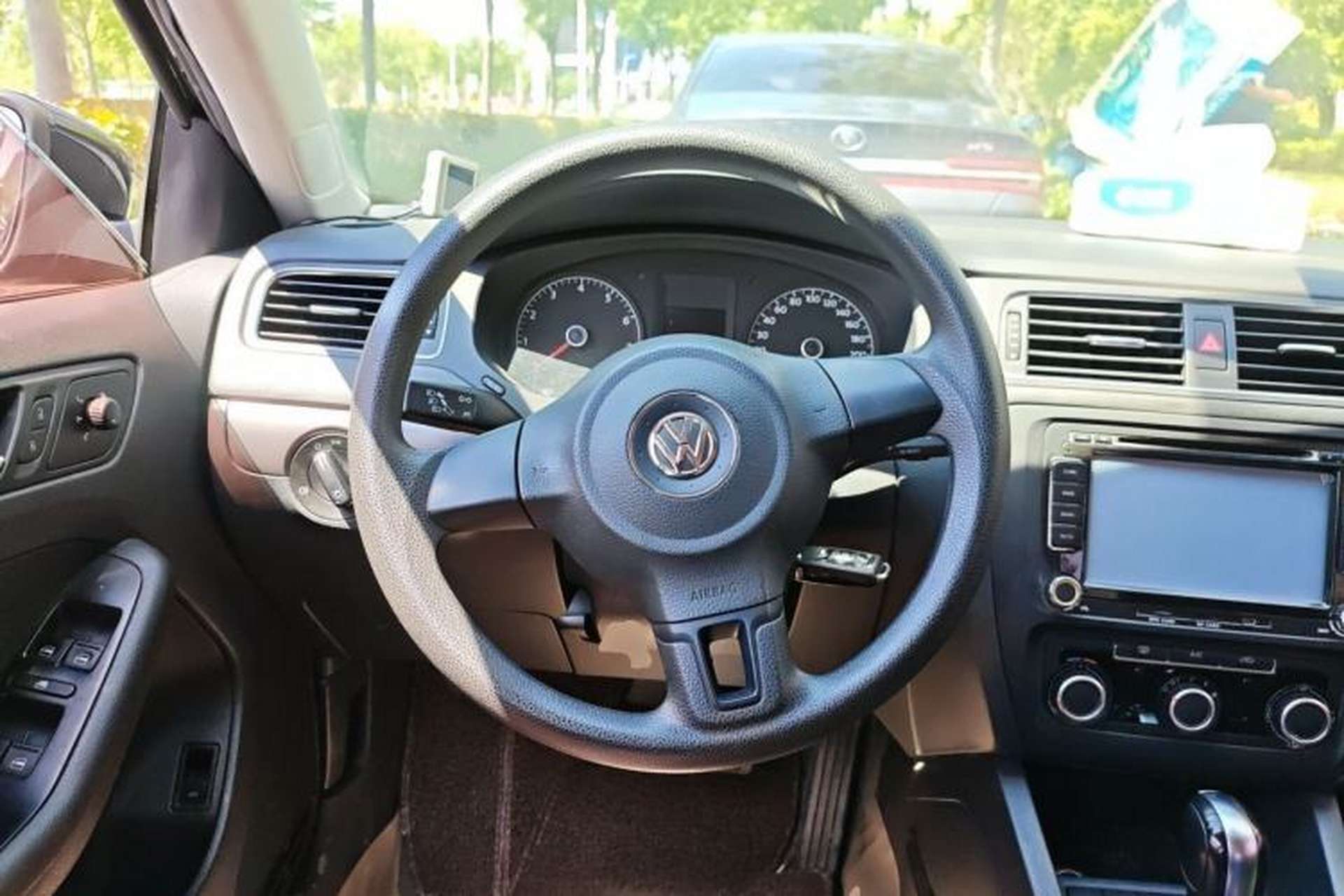 Used Volkswagen Sagitar 2012 1.6L Automatic Fashion Edition Steering Wheel