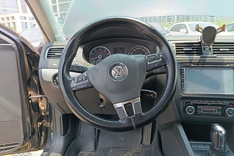Used Volkswagen Sagitar 2012 1.4TSI Automatic Luxury Edition Steering Wheel