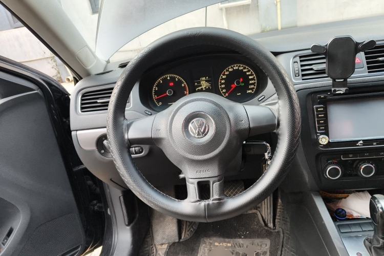 Used Volkswagen Sagitar 2012 1.6L Automatic Fashion Edition Steering Wheel