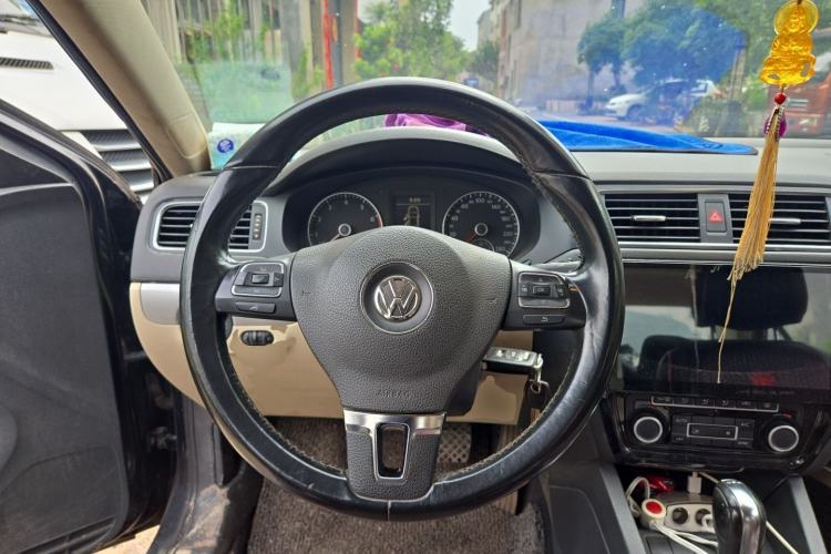 Used Volkswagen Sagitar 2012 1.4TSI Automatic Luxury Edition Steering Wheel