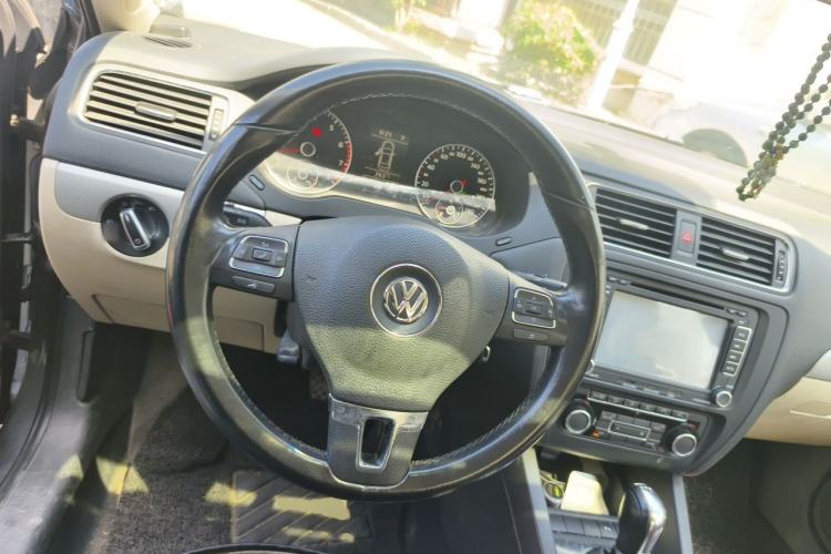 Used Volkswagen Sagitar 2012 1.4TSI Automatic Luxury Edition Steering Wheel