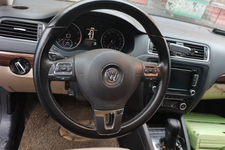 Used Volkswagen Sagitar 2012 1.4TSI Automatic Luxury Edition Steering Wheel