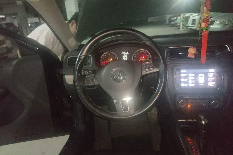 Used Volkswagen Sagitar 2012 1.4TSI Automatic Luxury Edition Steering Wheel