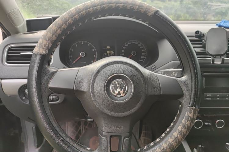 Used Volkswagen Sagitar 2012 1.6L Automatic Fashion Edition Steering Wheel