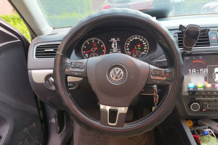 Used Volkswagen Sagitar 2012 1.4TSI Automatic Luxury Edition Steering Wheel