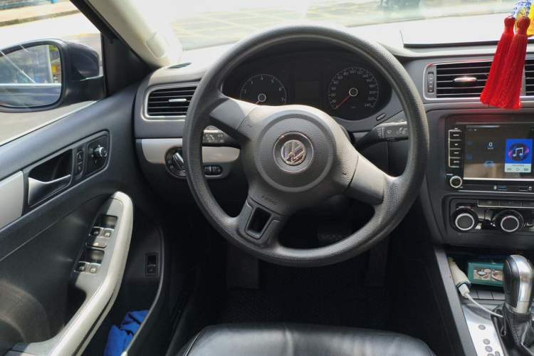Used Volkswagen Sagitar 2012 1.6L Automatic Comfort Edition Steering Wheel
