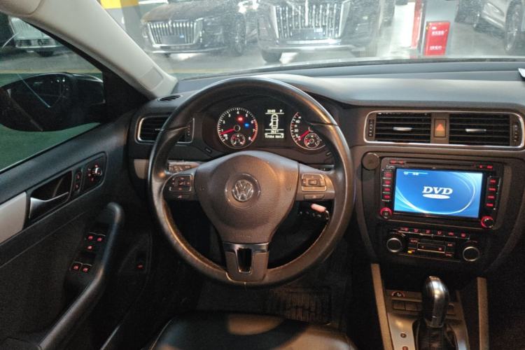 Used Volkswagen Sagitar 2012 1.4TSI Automatic Luxury Edition Steering Wheel